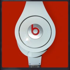 Beats by Dre “Solo” 1st Generation White - Wired Headphones + Case